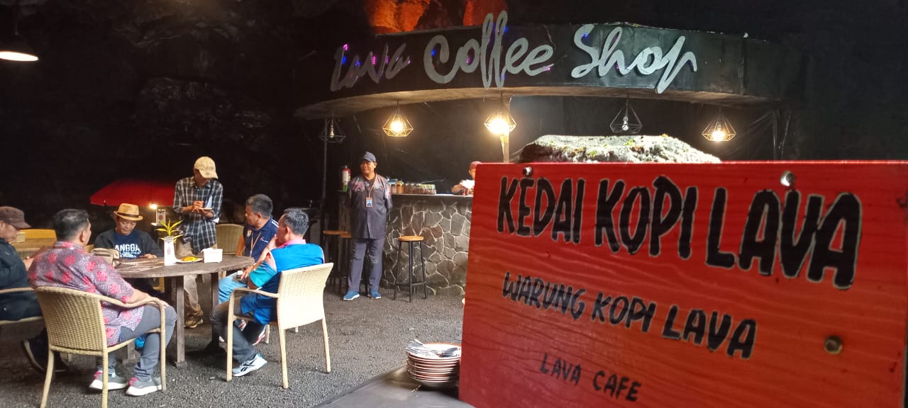 Obyek Wisata Goa Lawa Purbalingga (Golaga) telah menerapkan contoh baik pengutamaan bahasa Indonesia, bahasa daerah, dan bahasa asing di ruang publik. 