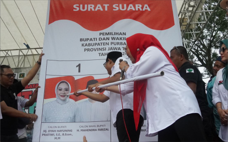 Dyah Hayuning Pratiwi-Mahendra Farizal (Tiwi-Hendra) yang menjadi Pasangan Calon (Paslon) Bupati dan Wakil Bupati Purbalingga menyelenggarakan Pesta Rakyat Perwira di tiga lokasi. Dyah Hayuning Pratiwi-Mahendra Farizal (Tiwi-Hendra) yang menjadi Pasangan Calon (Paslon) Bupati dan Wakil Bupati Purbalingga menyelenggarakan Pesta Rakyat Perwira di tiga lokasi.