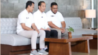 Pasangan calon Bupati dan Wakil Bupati Purbalingga, Fahmi Muhammad Hanif-Dimas Prasetyahani (Fahmi-Dimas), saat bertemu Presiden Republik Indonesia ke-7 Joko Widodo (Jokowi) disela kampanye Ahmad Lutfi-Taj Yasin di Purwokerto, Kabupaten Banyumas, Sabtu 16 November 2024