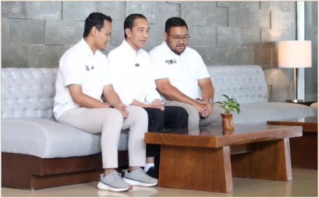 Pasangan calon Bupati dan Wakil Bupati Purbalingga, Fahmi Muhammad Hanif-Dimas Prasetyahani (Fahmi-Dimas), saat bertemu Presiden Republik Indonesia ke-7 Joko Widodo (Jokowi) disela kampanye Ahmad Lutfi-Taj Yasin di Purwokerto, Kabupaten Banyumas, Sabtu 16 November 2024 Pasangan calon Bupati dan Wakil Bupati Purbalingga, Fahmi Muhammad Hanif-Dimas Prasetyahani (Fahmi-Dimas), saat bertemu Presiden Republik Indonesia ke-7 Joko Widodo (Jokowi) disela kampanye Ahmad Lutfi-Taj Yasin di Purwokerto, Kabupaten Banyumas, Sabtu 16 November 2024