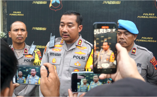 Kapolres Purbalingga, AKBP Rosyid Hartanto saat konferensi pers di Mapolres Purbalingga, Senin 25 November 2024 sore. Foto: Humas Polres Purbalingga Kapolres Purbalingga, AKBP Rosyid Hartanto saat konferensi pers di Mapolres Purbalingga, Senin 25 November 2024 sore. Foto: Humas Polres Purbalingga