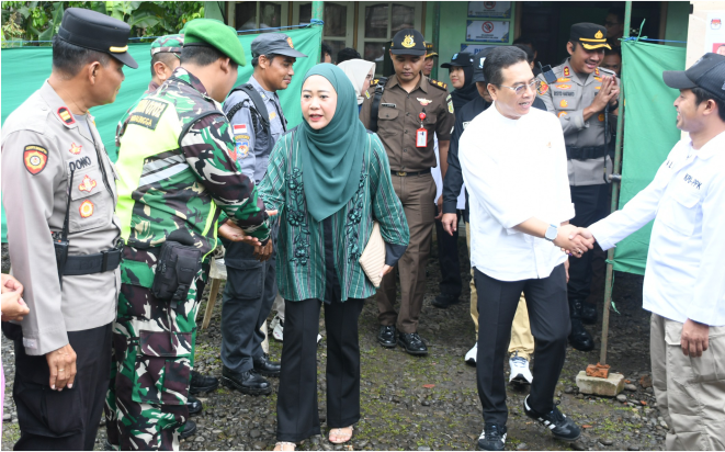 Jajaran Forum Koordinasi Pimpinan Daerah (Forkopimda) Kabupaten Purbalingga melaksanakan monitoring Pemilihan Kepala Daerah (Pilkada) ke sejumlah Tempat Pemungutan Suara (TPS), Rabu 27 November 2024. Jajaran Forum Koordinasi Pimpinan Daerah (Forkopimda) Kabupaten Purbalingga melaksanakan monitoring Pemilihan Kepala Daerah (Pilkada) ke sejumlah Tempat Pemungutan Suara (TPS), Rabu 27 November 2024.