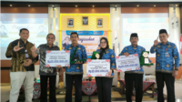 Koordinator UKBI SMP Negeri 1 Padamara, Untung Pujiarto (tiga dari kiri) bersama Kepala Balai Bahasa Provinsi Jawa Tengah Syarifuddin (dua dari kiri) usai pemberian penghargaan Uji Kemahiran Berbahasa Indonesia (UKBI) pada SMA Negeri 1 Bobotsari, SMP Negeri 1 Padamara, dan SMP Negeri 1 Purbalingga, di Purbalingga, Jumat 29 November 2024 Koordinator UKBI SMP Negeri 1 Padamara, Untung Pujiarto (tiga dari kiri) bersama Kepala Balai Bahasa Provinsi Jawa Tengah Syarifuddin (dua dari kiri) usai pemberian penghargaan Uji Kemahiran Berbahasa Indonesia (UKBI) pada SMA Negeri 1 Bobotsari, SMP Negeri 1 Padamara, dan SMP Negeri 1 Purbalingga, di Purbalingga, Jumat 29 November 2024