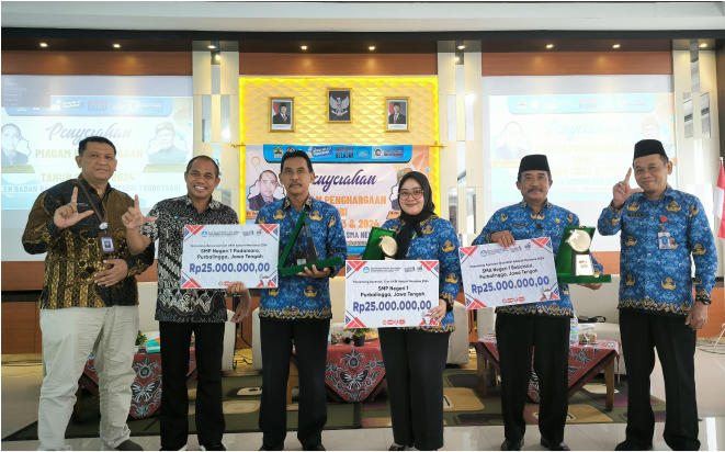 Koordinator UKBI SMP Negeri 1 Padamara, Untung Pujiarto (tiga dari kiri) bersama Kepala Balai Bahasa Provinsi Jawa Tengah Syarifuddin (dua dari kiri) usai pemberian penghargaan Uji Kemahiran Berbahasa Indonesia (UKBI) pada SMA Negeri 1 Bobotsari, SMP Negeri 1 Padamara, dan SMP Negeri 1 Purbalingga, di Purbalingga, Jumat 29 November 2024 Koordinator UKBI SMP Negeri 1 Padamara, Untung Pujiarto (tiga dari kiri) bersama Kepala Balai Bahasa Provinsi Jawa Tengah Syarifuddin (dua dari kiri) usai pemberian penghargaan Uji Kemahiran Berbahasa Indonesia (UKBI) pada SMA Negeri 1 Bobotsari, SMP Negeri 1 Padamara, dan SMP Negeri 1 Purbalingga, di Purbalingga, Jumat 29 November 2024