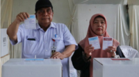 Wakil Bupati Purbalingga H Sudono dan Rusminem istrinya usai menggunakan hak pilihnya dalam Pemilihan Kepala Daerah (Pilkada) Serentak 2024 di Tempat Pemungitan Suara (TPS) 005 yang berada di SD Negeri 1 Purbalingga Wetan, Kelurahan Purbalingga Wetan, Rabu 27 November 2024.