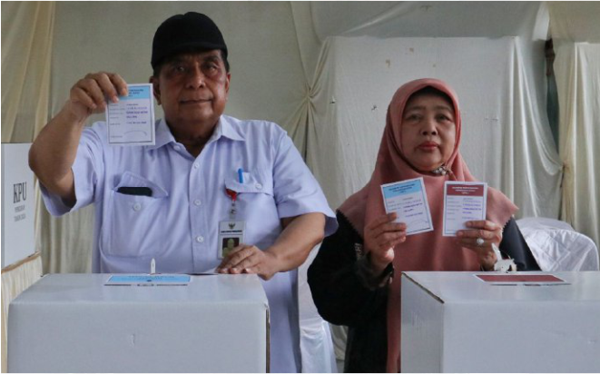 Wakil Bupati Purbalingga H Sudono dan Rusminem istrinya usai menggunakan hak pilihnya dalam Pemilihan Kepala Daerah (Pilkada) Serentak 2024 di Tempat Pemungitan Suara (TPS) 005 yang berada di SD Negeri 1 Purbalingga Wetan, Kelurahan Purbalingga Wetan, Rabu 27 November 2024. Wakil Bupati Purbalingga H Sudono dan Rusminem istrinya usai menggunakan hak pilihnya dalam Pemilihan Kepala Daerah (Pilkada) Serentak 2024 di Tempat Pemungitan Suara (TPS) 005 yang berada di SD Negeri 1 Purbalingga Wetan, Kelurahan Purbalingga Wetan, Rabu 27 November 2024.