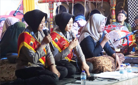 Acara Wayangan Polres PurbaIingga berlangsung meriah dengan penampilan sinden dari Polwan Polres Purbalingga, di Pendopo Aboe Bakar Kompleks Kantor Camat Kaligondang, 22 November 2024 malam.