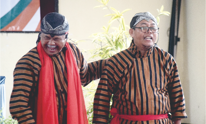 Kusno dan Tarko memberikan edukasi mengait masalah kecanduan game dan judi online, saat acara silaturahmi Keluarga Besar Abon Cap Koki Purbalingga, di salah satu rumah makan Purbalingga, Minggu 29 Desember 2024