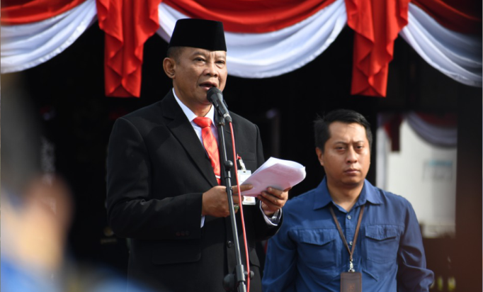 Asisten Pemerintahan dan Kesra Sekda Kabupaten Purbalingga, Suroto menjadi Inspektur Upacara memperingati Hari Bela Negara ke-76 tahun 2024 tingkat Kabupaten Purbalingga mewakili Bupati Purbalingga Dyah Hayuning Pratiwi membacakan sambutan Presiden RI, Prabowo Subianto, di halaman Pendopo Dipokusumo, Kamis 19 Desember 2024 Asisten Pemerintahan dan Kesra Sekda Kabupaten Purbalingga, Suroto menjadi Inspektur Upacara memperingati Hari Bela Negara ke-76 tahun 2024 tingkat Kabupaten Purbalingga mewakili Bupati Purbalingga Dyah Hayuning Pratiwi membacakan sambutan Presiden RI, Prabowo Subianto, di halaman Pendopo Dipokusumo, Kamis 19 Desember 2024