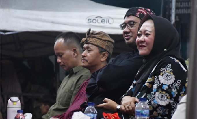 Bupati Purbalingga, Dyah Hayuning Pratiwi menyaksikan Festival Kentongan Purbalingga di Alun-alun Purbalingga, Minggu malam 29 Desember 2024.