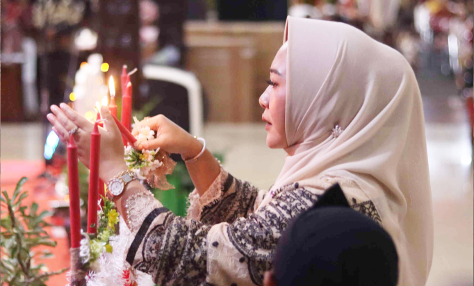Bupati Purbalingga, Dyah Hayuning Pratiwi saat Perayaan Natal Bersama Badan Kerja Sama Antara Gereja (BKSAG), di Pendopo Dipokusumo Purbalingga, Jumat malam 27 Desember 2024. Sumber Foto: Bagian Protokol dan Komunikasi Pimpinan Setda Purbalingga Bupati Purbalingga, Dyah Hayuning Pratiwi saat Perayaan Natal Bersama Badan Kerja Sama Antara Gereja (BKSAG), di Pendopo Dipokusumo Purbalingga, Jumat malam 27 Desember 2024. Sumber Foto: Bagian Protokol dan Komunikasi Pimpinan Setda Purbalingga