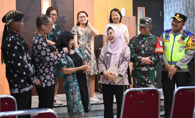 Bupati Purbalingga, Dyah Hayuning Pratiwi beserta Forkopimda mengunjungi gereja-gereja yang ada di Purbalingga, Selasa 24 Desember 2024 Bupati Purbalingga, Dyah Hayuning Pratiwi beserta Forkopimda mengunjungi gereja-gereja yang ada di Purbalingga, Selasa 24 Desember 2024