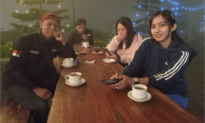 Nongkrong di cafe The Mount Slamet Glamping and Café serang Purbalingga bersama teman yang tepat bisa membuat waktu berputar sangat cepat dan dapat memberikan banyak manfaat. Foto: tabloidelemen.com