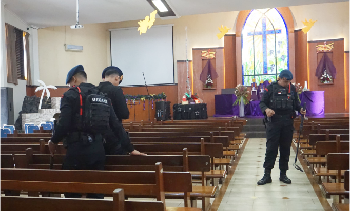 Gegana Sat Brimob Polda Jateng Sterilisasi Tiga Gereja Besar di Purbalingga Gegana Sat Brimob Polda Jateng Sterilisasi Tiga Gereja Besar di Purbalingga