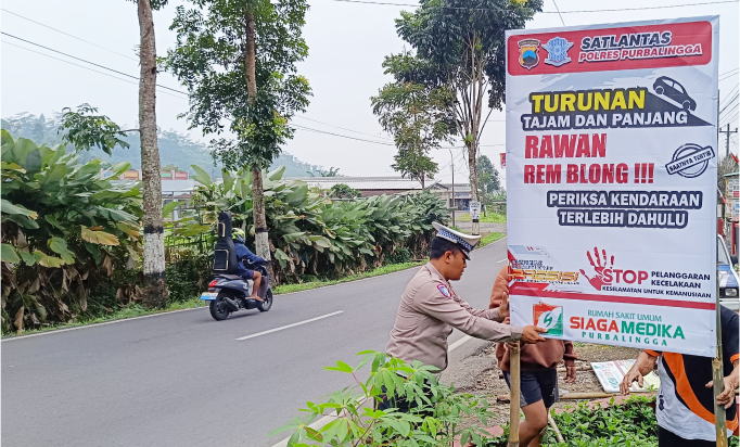 Jalur Rawan di Purbalingga Satlantas Polres Purbalingga memasang sepuluh baliho berisi bagi pengendara agar berhati-hati selama liburan Nataru.