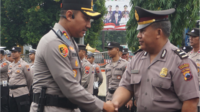 Kapolres Purbalingga, AKBP Rosyid Hartanto bersalaman dengan Ajun Inspektur Polisi Satu (Aiptu) Nuryanto Kanit Binmas Polsek Bukateja usai menerima kenaikan pangkat pengabdian menjadi Inspektur Polisi Dua (Ipda) di halaman Mapolres Purbalingga, Senin 02 Desember 2024.