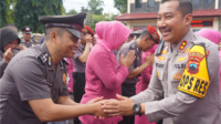 Kapolres Purbalingga AKBP Rosyid Hartanto memberikan selamat kepada personel yang naik pangkat usai upacara laporan kenaikan pangkat personel, di halaman Mapolres Purbalingga, Selasa 31 Desember 2024