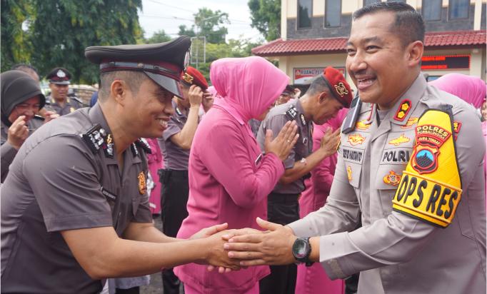 Kapolres Purbalingga AKBP Rosyid Hartanto memberikan selamat kepada personel yang naik pangkat usai upacara laporan kenaikan pangkat personel, di halaman Mapolres Purbalingga, Selasa 31 Desember 2024 Kapolres Purbalingga AKBP Rosyid Hartanto memberikan selamat kepada personel yang naik pangkat usai upacara laporan kenaikan pangkat personel, di halaman Mapolres Purbalingga, Selasa 31 Desember 2024