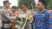 Kabag Ops Polres Purbalingga, Kompol Tri Arjo Irianto menerima hadiah umrah dari Kapolres Purbalingga AKBP Rosyid Hartanto. Kabag Ops Polres Purbalingga, Kompol Tri Arjo Irianto menerima hadiah umrah dari Kapolres Purbalingga AKBP Rosyid Hartanto.