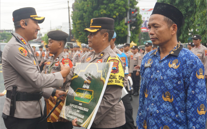 Kabag Ops Polres Purbalingga, Kompol Tri Arjo Irianto menerima hadiah umrah dari Kapolres Purbalingga AKBP Rosyid Hartanto. Kabag Ops Polres Purbalingga, Kompol Tri Arjo Irianto menerima hadiah umrah dari Kapolres Purbalingga AKBP Rosyid Hartanto.