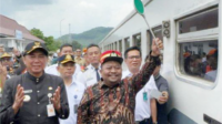 Anggota Komisi V DPR RI, Yanuar Arif Wibowo memberikan semboyan 40 untuk pemberangkatan kereta api di stasiun Kebasen, Senin 23 Desember 2024 Anggota Komisi V DPR RI, Yanuar Arif Wibowo memberikan semboyan 40 untuk pemberangkatan kereta api di stasiun Kebasen, Senin 23 Desember 2024