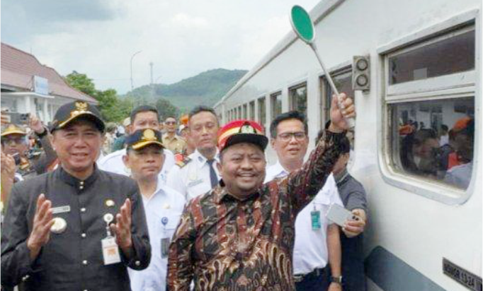 Anggota Komisi V DPR RI, Yanuar Arif Wibowo memberikan semboyan 40 untuk pemberangkatan kereta api di stasiun Kebasen, Senin 23 Desember 2024 Anggota Komisi V DPR RI, Yanuar Arif Wibowo memberikan semboyan 40 untuk pemberangkatan kereta api di stasiun Kebasen, Senin 23 Desember 2024