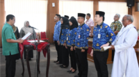 Plt Asisten Administrasi Umum Sekda, Ato Susanto mewakili Bupati Purbalingga, Dyah Hayuning Pratiwi (Tiwi) mengambil sumpah lima Pejabat Fungsional di lingkungan Pemkab Purbalingga, di Ruang Ardilawet Sekretariat Daerah Kabupaten Purbalingga, Selasa 31 Desember 2024.