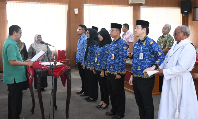 Plt Asisten Administrasi Umum Sekda, Ato Susanto mewakili Bupati Purbalingga, Dyah Hayuning Pratiwi (Tiwi) mengambil sumpah lima Pejabat Fungsional di lingkungan Pemkab Purbalingga, di Ruang Ardilawet Sekretariat Daerah Kabupaten Purbalingga, Selasa 31 Desember 2024.