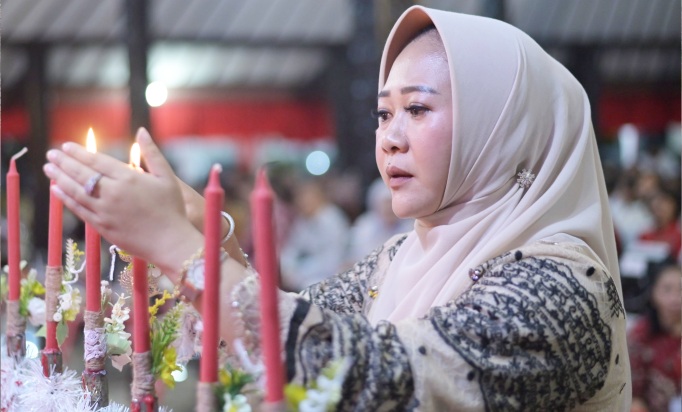 Bupati Purbalingga, Dyah Hayuning Pratiwi saat Perayaan Natal Bersama Badan Kerja Sama Antara Gereja (BKSAG) Purbalingga, di Pendopo Dipokusumo, Jumat malam 27 Desember 2024. Sumber Foto: Bagian Protokol dan Komunikasi Pimpinan Setda Purbalingga Bupati Purbalingga, Dyah Hayuning Pratiwi saat Perayaan Natal Bersama Badan Kerja Sama Antara Gereja (BKSAG) Purbalingga, di Pendopo Dipokusumo, Jumat malam 27 Desember 2024. Sumber Foto: Bagian Protokol dan Komunikasi Pimpinan Setda Purbalingga