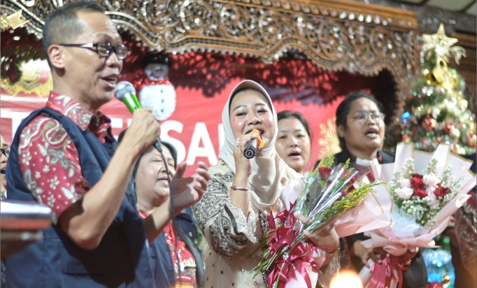 Bupati Tiwi juga mendapatkan hadiah bunga silih berganti dari pengurus Badan Kerjasama Antar Gereja (BKSAG), Kabupaten Purbalingga sebagai bentuk tanda cinta dan terima kasih atas pemerintahannya selama ini. Sumber Foto: Bagian Protokol dan Komunikasi Pimpinan Setda Purbalingga