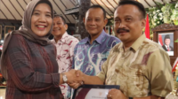 Kepala Dinas Pendidikan dan Kebudayaan Kabupaten Purbalingga, Tri Gunawan Setyadi menerima Anugerah OPD of The Year Terbaik kedua dari Sekretaris Daerah (Sekda) Purbalingga, Herni Sulasti, di Pendapa Dipokusumo, Rabu 18 Desember 2024.. Kepala Dinas Pendidikan dan Kebudayaan Kabupaten Purbalingga, Tri Gunawan Setyadi menerima Anugerah OPD of The Year Terbaik kedua dari Sekretaris Daerah (Sekda) Purbalingga, Herni Sulasti, di Pendapa Dipokusumo, Rabu 18 Desember 2024..