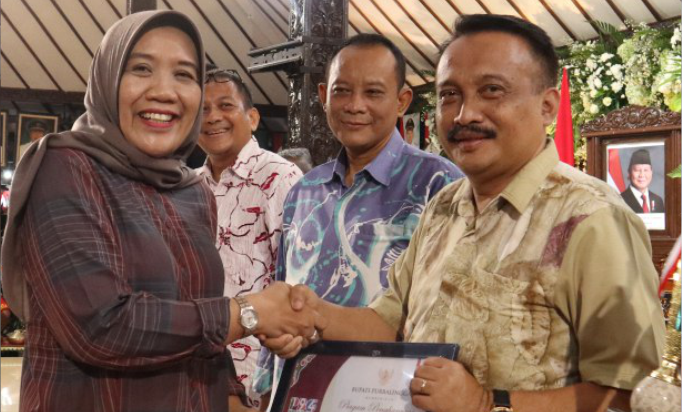Kepala Dinas Pendidikan dan Kebudayaan Kabupaten Purbalingga, Tri Gunawan Setyadi menerima Anugerah OPD of The Year Terbaik kedua dari Sekretaris Daerah (Sekda) Purbalingga, Herni Sulasti, di Pendapa Dipokusumo, Rabu 18 Desember 2024.. Kepala Dinas Pendidikan dan Kebudayaan Kabupaten Purbalingga, Tri Gunawan Setyadi menerima Anugerah OPD of The Year Terbaik kedua dari Sekretaris Daerah (Sekda) Purbalingga, Herni Sulasti, di Pendapa Dipokusumo, Rabu 18 Desember 2024..