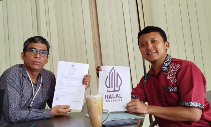 Owner Rumah Makan PM Collaboration Purbalingga, Taufik Dwi Laksono usai menerima sertifikat halal dari Badan Penyelenggara Jaminan Produk Halal (BPJPH) Kementerian Agama Kabupaten Purbalingga. Owner Rumah Makan PM Collaboration Purbalingga, Taufik Dwi Laksono