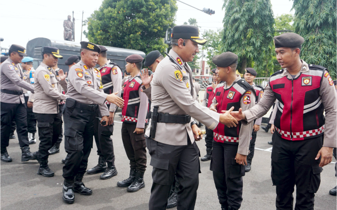 Kapolres Purbalingga, AKBP Rosyid Hartanto melepas personel Pengendalian Massa (Dalmas) Nusantara dari Badan Pemelihara Keamanan Polri (Baharkam Polri) yang sebelumnya melaksanakan tugas perbantuan pengamanan tahapan Pilkada di wilayah Kabupaten Purbalingga, di halaman Mapolres Purbalingga, Jumat 6 Desember 2024