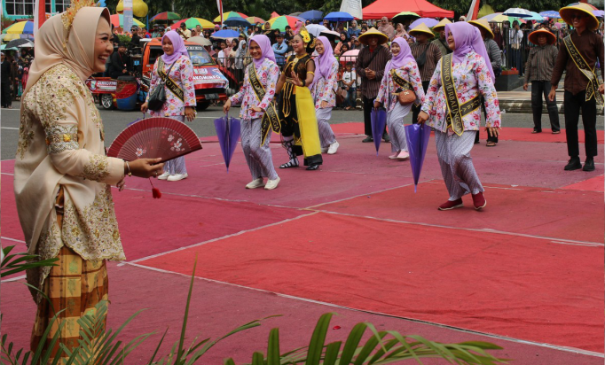 Bupati Purbalingga, Dyah Hayuning Pratiwi menyaksikan unjuk potensi peserta Pawai Budaya dalam rangka memeriahkan peringatan Hari Jadi Ke-194 Kabupaten Purbalingga, di Alun-alun Purbalingga, Sabtu 28 Desember 2024. Sumber Foto: Bagian Protokol dan Komunikasi Pimpinan Setda Purbalingga Bupati Purbalingga, Dyah Hayuning Pratiwi menyaksikan unjuk potensi peserta Pawai Budaya dalam rangka memeriahkan peringatan Hari Jadi Ke-194 Kabupaten Purbalingga, di Alun-alun Purbalingga, Sabtu 28 Desember 2024. Sumber Foto: Bagian Protokol dan Komunikasi Pimpinan Setda Purbalingga