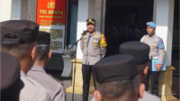 Kapolres Purbalingga, AKBP Rosyid Hartanto saat memimpin apel pagi personel sekaligus arahan jam pimpinan di halaman Mapolres Purbalingga, Selasa 10 Desember 2024. Pengamanan Pilkada di Purbalingga Lancar