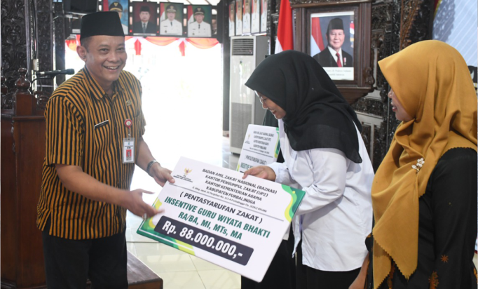 Pentasharufan Zakat Baznas-UPZ Kemenag Purbalingga, salurkan Rp 377 Juta untuk 370 Mustahik, di Pendopo Dipokusumo Purbalingga, Selasa 31 Desember 2024.