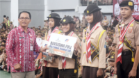 Kepala Bidang Pengembangan dan Humas, Sukirto Hadi mewakili Direktur Politeknik Madyathika Dr. Ir. Taufik Dwi Laksono, S.T., M.T, saat memberi apresiasi beasiswa full untuk Pramuka Penegak Garuda saat acara pelantikan  3404 Pramuka Garuda, di Sasana Krida GOR Goentoer Darjono Purbalingga, Kamis 19 Desember 2024. Kepala Bidang Pengembangan dan Humas, Sukirto Hadi mewakili Direktur Politeknik Madyathika Dr. Ir. Taufik Dwi Laksono, S.T., M.T, saat memberi apresiasi beasiswa full untuk Pramuka Penegak Garuda saat acara pelantikan  3404 Pramuka Garuda, di Sasana Krida GOR Goentoer Darjono Purbalingga, Kamis 19 Desember 2024.