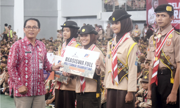 Kepala Bidang Pengembangan dan Humas, Sukirto Hadi mewakili Direktur Politeknik Madyathika Dr. Ir. Taufik Dwi Laksono, S.T., M.T, saat memberi apresiasi beasiswa full untuk Pramuka Penegak Garuda saat acara pelantikan 3404 Pramuka Garuda, di Sasana Krida GOR Goentoer Darjono Purbalingga, Kamis 19 Desember 2024. Kepala Bidang Pengembangan dan Humas, Sukirto Hadi mewakili Direktur Politeknik Madyathika Dr. Ir. Taufik Dwi Laksono, S.T., M.T, saat memberi apresiasi beasiswa full untuk Pramuka Penegak Garuda saat acara pelantikan 3404 Pramuka Garuda, di Sasana Krida GOR Goentoer Darjono Purbalingga, Kamis 19 Desember 2024.