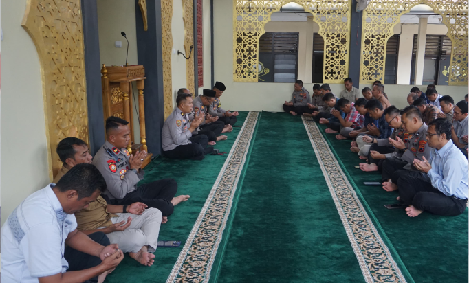 Polres Purbalingga menggelar doa bersama agar wilayah Kabupaten Purbalingga terhindar dari bencana alam di Masjid Ar-Rabbani Mapolres Purbalingga, Kamis 12 Desember 2024. Polres PurbaIingga Gelar Doa Bersama Terhindar Bencana Alam
