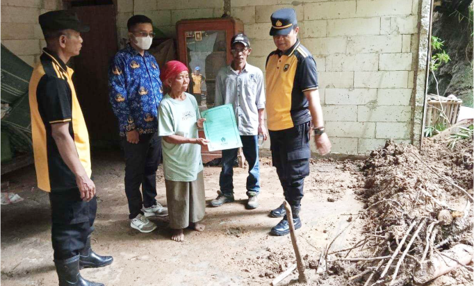 Kapolsek Mrebet, Iptu Susetyo Yulianto bantuan untuk Wartem (76), seorang buruh warga RT 1 RW 7, Desa Tangkisan, Kecamatan Mrebet, Selasa 17 Desember 2024.