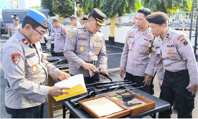 Seksi Propam Polres Purbalingga memeriksa senjata api (Senpi) inventaris polsek dan personel, di halaman Mapolres Purbalingga, Senin 23 Desember 2024 pagi. Seksi Propam Polres Purbalingga memeriksa senjata api (Senpi) inventaris polsek dan personel, di halaman Mapolres Purbalingga, Senin 23 Desember 2024 pagi.