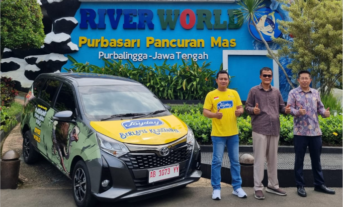 PT Yili Indonesia Dairy menyerahkan satu unit mobil operasional kepada pengelola River World Purbasari Pancuran Mas sebagai bentuk apresiasi dan dukungan terhadap perkembangan wisata lokal. Foto: Dok Purbasari Pancuran Mas PT Yili Indonesia Dairy menyerahkan satu unit mobil operasional kepada pengelola River World Purbasari Pancuran Mas sebagai bentuk apresiasi dan dukungan terhadap perkembangan wisata lokal. Foto: Dok Purbasari Pancuran Mas