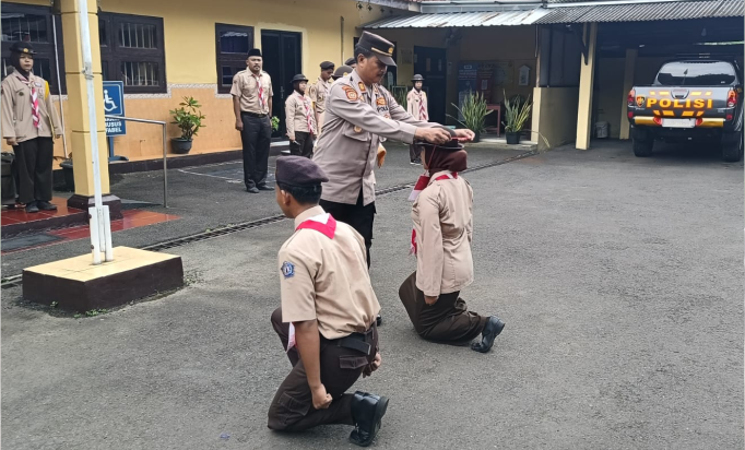 Ketua Majelis Pembimbing Saka (Ka Mabisaka) Bhayangkara Gerakan Pramuka Kwarran Kalimanah yang juga Kapolsek Kalimanah, Kak AKP Mubarok membuka Perkemahan Penerimaan Tamu Saka Bhayangkara Kwarran Kalimanah, Sabtu 28 Desember 2024.