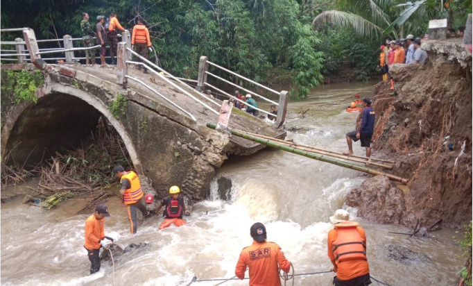 Sampah di sRelawan membersihkan tumpukan sampah yang menyebabkan jembatan Sungai Ranu di Desa Cilapar, Kecamatan Kaligondang, Kabupaten Purbalingga patah dan ambruk, Minggu 29 Desember 2024. Sumber Foto: Humas dan Informatika Gerakan Pramuka Kwarcab Purbalinggaungai Relawan membersihkan tumpukan sampah yang menyebabkan jembatan Sungai Ranu di Desa Cilapar, Kecamatan Kaligondang, Kabupaten Purbalingga patah dan ambruk, Minggu 29 Desember 2024. Sumber Foto: Humas dan Informatika Gerakan Pramuka Kwarcab Purbalingga