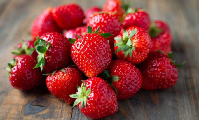 Stroberi juga merupakan buah tinggi zat besi yang baik untuk bayi usia 11 bulan.