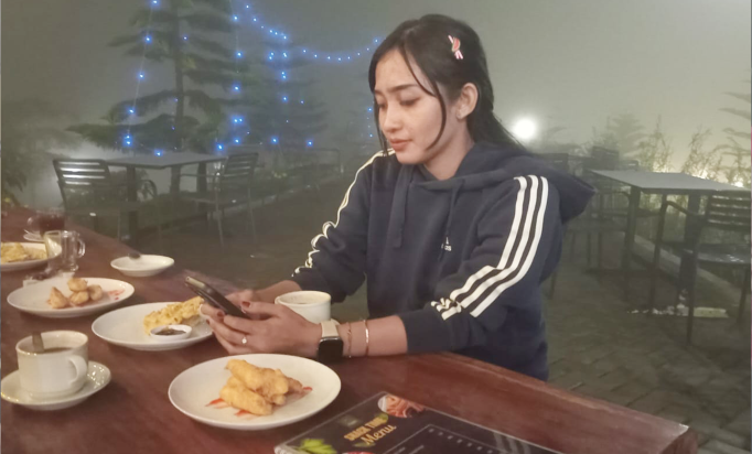 Nongkrong di cafe The Mount Slamet Glamping and Café serang Purbalingga. Foto: tabloidelemen.com Nongkrong di cafe The Mount Slamet Glamping and Café serang Purbalingga. Foto: tabloidelemen.com