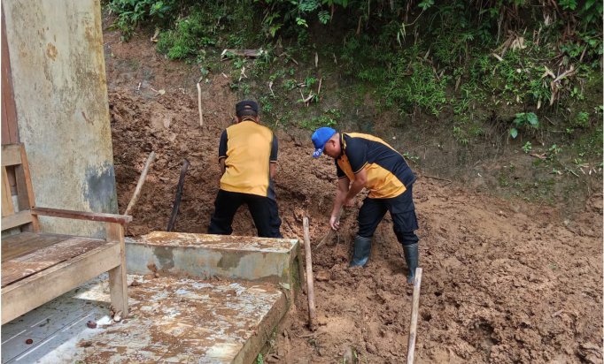 Kapolsek Mrebet, Iptu Susetyo Yulianto memimpin langsung bakti social membersihkan timbunan tanah longsor yang menimpa di rumah milik Wartem (76), seorang buruh warga RT 1 RW 7, Desa Tangkisan, Kecamatan Mrebet, Selasa 17 Desember 2024. Kapolsek Mrebet, Iptu Susetyo Yulianto memimpin langsung bakti social membersihkan timbunan tanah longsor yang menimpa di rumah milik Wartem (76), seorang buruh warga RT 1 RW 7, Desa Tangkisan, Kecamatan Mrebet, Selasa 17 Desember 2024.
