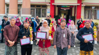 Waryanto, Kepala Puskesmas Kejobong saat menerima penghargaan Juara 1 Lomba Posyandu Integrasi Layanan Primer Waryanto, Kepala Puskesmas Kejobong saat menerima penghargaan Juara 1 Lomba Posyandu Integrasi Layanan Primer