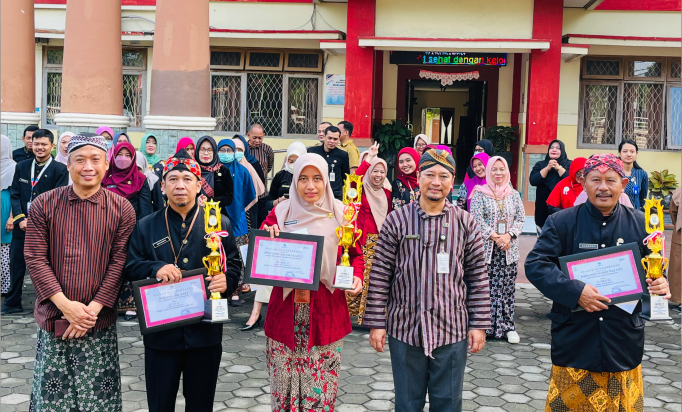 Waryanto, Kepala Puskesmas Kejobong saat menerima penghargaan Juara 1 Lomba Posyandu Integrasi Layanan Primer Waryanto, Kepala Puskesmas Kejobong saat menerima penghargaan Juara 1 Lomba Posyandu Integrasi Layanan Primer